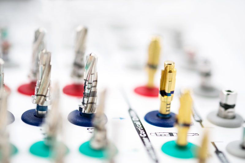 implantes-dentales-tornillos-titanio